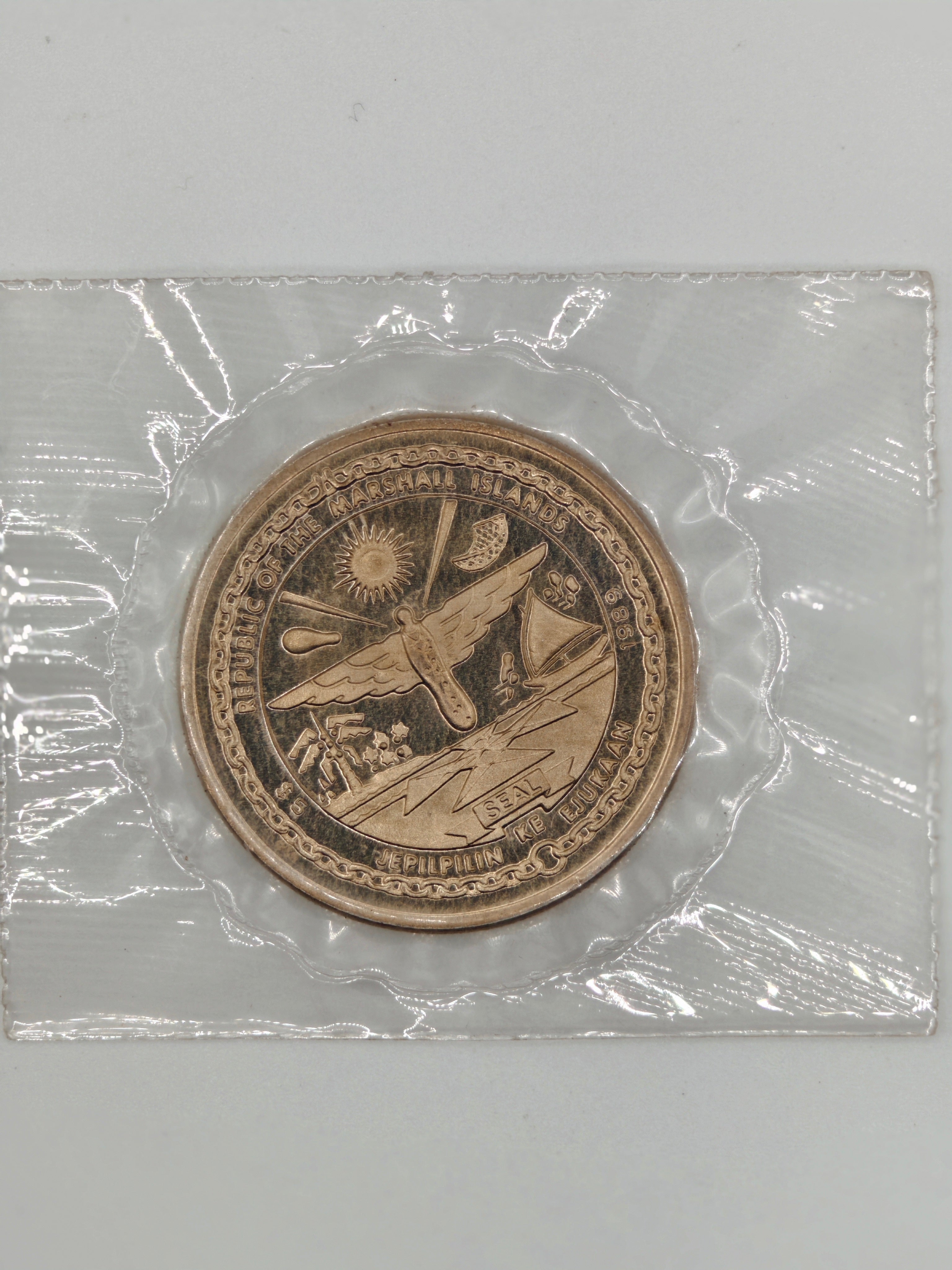 1989 - Marshall Islands $5 First Men on The Moon Coin