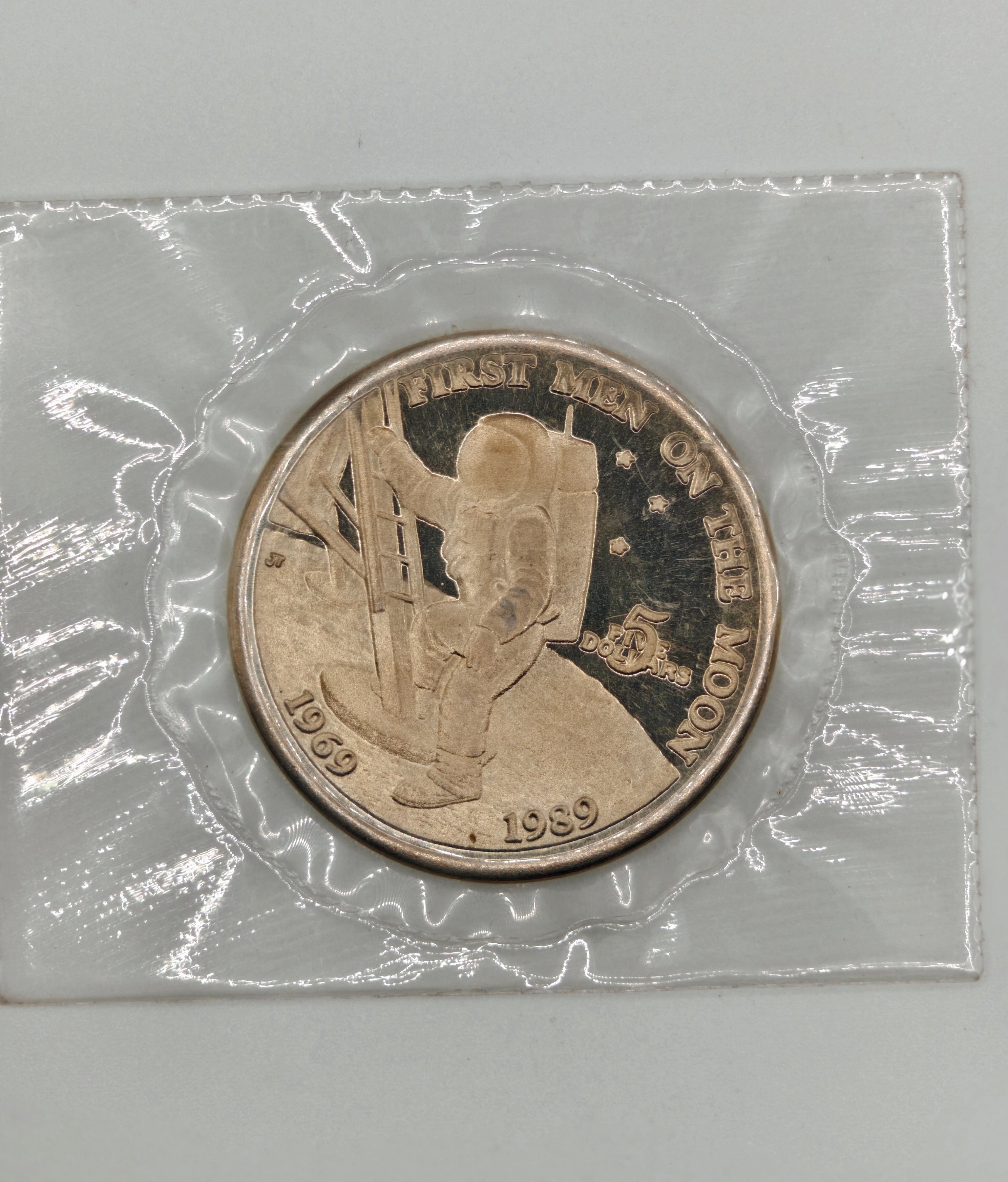 1989 - Marshall Islands $5 First Men on The Moon Coin