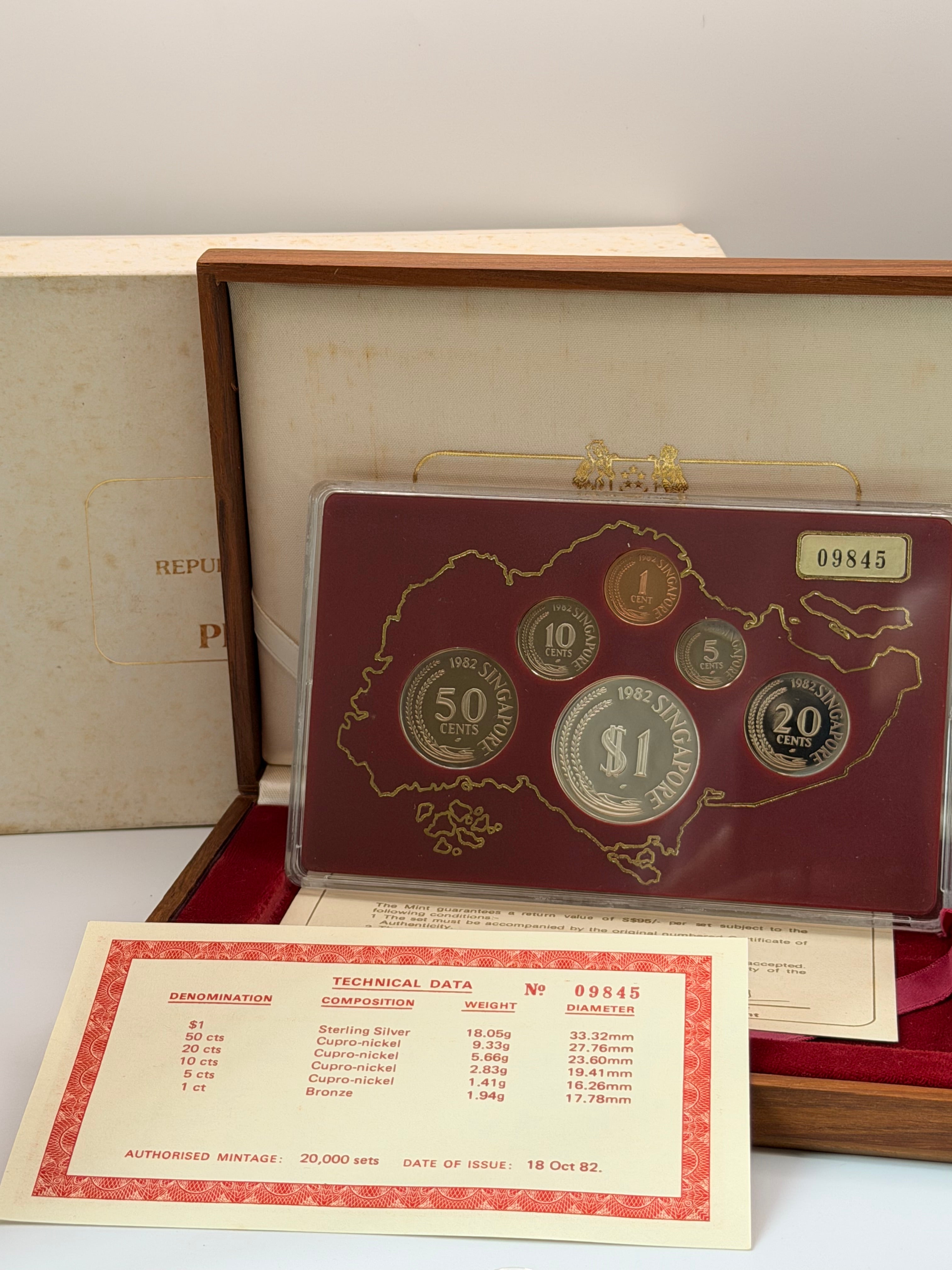 1982年新加坡精制硬币套装